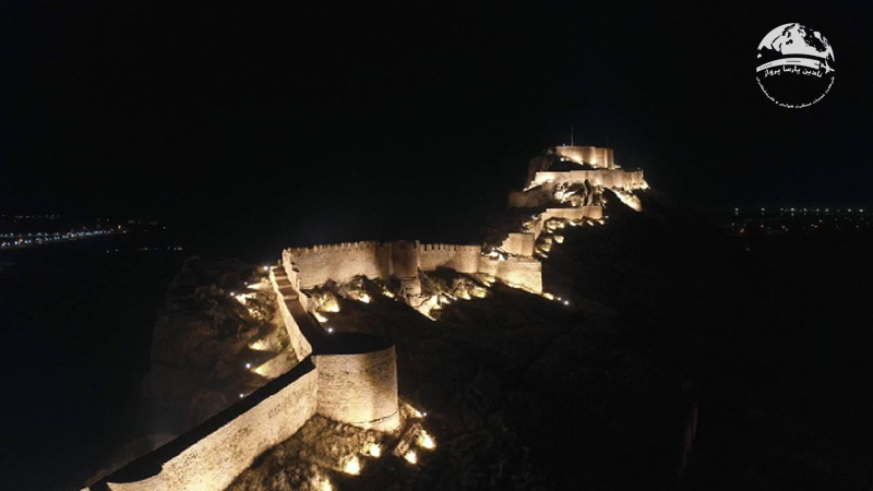 قلعه وان در شب